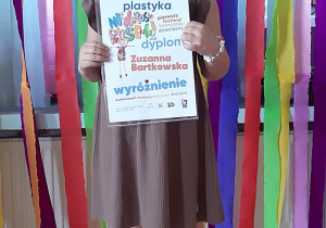 Zuzia z gr. Buziaki zdobyła wyróżnienie w konkursie plastycznym Niedorosłe piosenki.